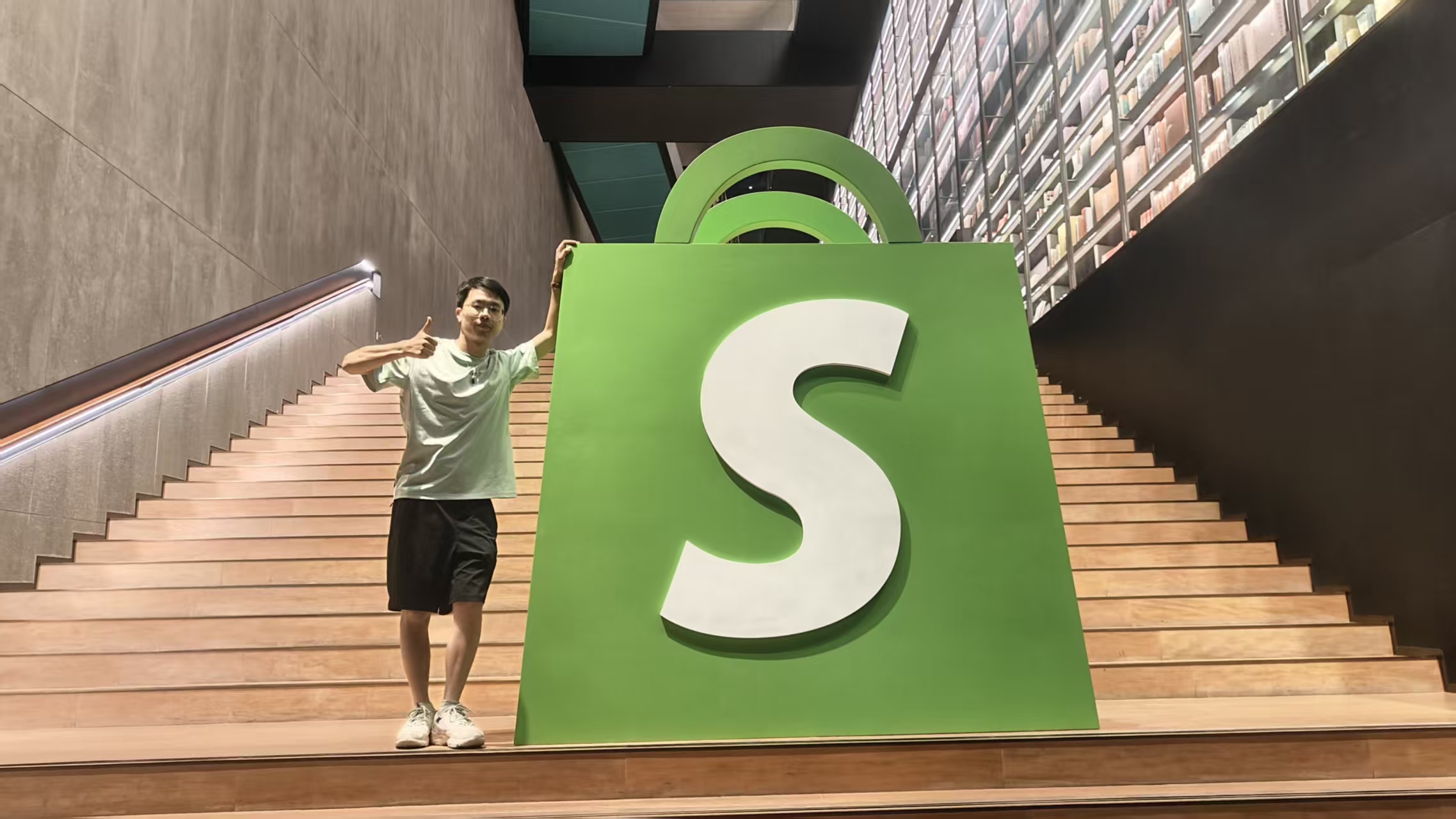 团队在 Shopify 标识前合影