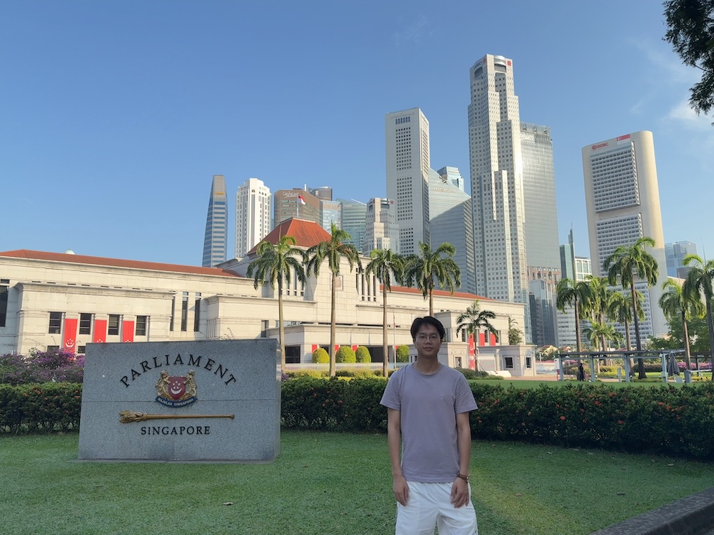 团队在城市地标前合影